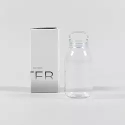 Čirá plastová láhev na vodu od značky Kinto. Objem 300 ml.
