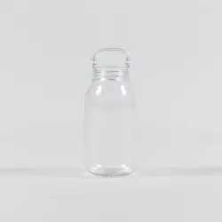 Čirá plastová láhev na vodu od značky Kinto. Objem 300 ml.