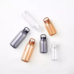 Čirá plastová láhev na vodu od značky Kinto. Objem 300 ml.