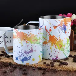 Konvička na mléko Barista Space Splash o objemu 600 ml v elegantní oranžové barvě je ideálním pomocníkem pro vytváření dokonalé pěny.