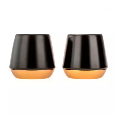 Dvě černé espresso šálky Fellow Junior Demitasse s objemem 70 ml.