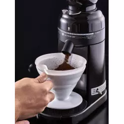 Hario V60 elektrický mlýnek na kávu je skvělým pomocníkem pro milovníky kávy s napětím 230V, který zaručuje precizní mletí a vynikající chuť vašeho oblíbeného nápoje.