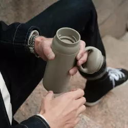 Béžová termoska Kinto Day Off o objemu 500 ml je ideální volbou pro muže, kteří ocení stylový design a praktičnost na cestách.