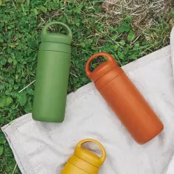 Zelená termoska Kinto Day Off o objemu 500 ml je ideálním řešením pro udržení vaší kávy či čaje horkého na cestách.