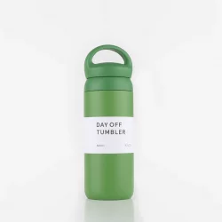 Kinto Day Off termoska o objemu 500 ml v zelené barvě je ideální volbou pro uchování teploty vašich oblíbených nápojů na cestách.
