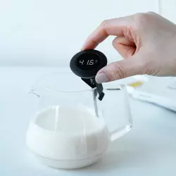 Digitální teploměr Timemore je ideální volbou pro přesné měření teploty mléka, což zaručuje perfektní přípravu vašich oblíbených nápojů.