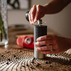 Cestovní mlýnek Exagrind značky Wacaco je ideální pro přípravu kávy pomocí alternativních metod, nabídne vám dokonalé mletí pro váš oblíbený nápoj na cestách. Cestovní mlýnek Exagrind značky Wacaco je ideální pro přípravu kávy pomocí alternativních metod, nabídne vám dokonalé mletí pro váš oblíbený nápoj na cestách.