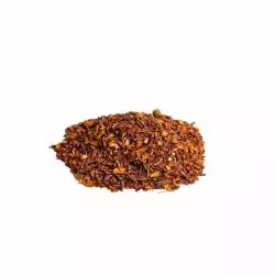 Sypaný čaj Rooibos Natural na bílém pozadí, pohled ze strany
