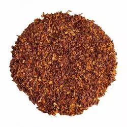 Sypaný čaj Rooibos Natural na bílém pozadí, pohled shora