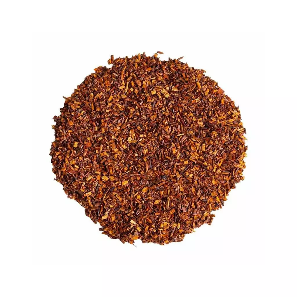 Sypaný čaj Rooibos Natural na bílém pozadí, pohled shora