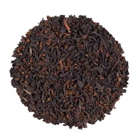 Vysypaný organický černý čaj English Breakfast Broken BIO na bílém pozadí, pohled shora