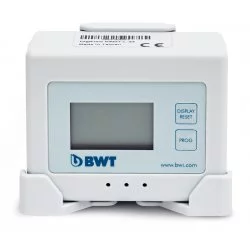 LCD displej zančky BMWT AQA pro filtrování vody na bílém pozadí
