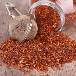 Sypaný čaj BIO Rooibos Natural od značky Green Plantation je ideální pro přípravu nápoje při vysoké teplotě vody mezi 90–100 °C.