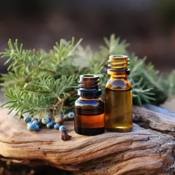 Skleněná lahvička s 100% přírodním esenciálním olejem Jalovec obecný o objemu 10 ml od značky Pěstík, který má relaxační účinky.