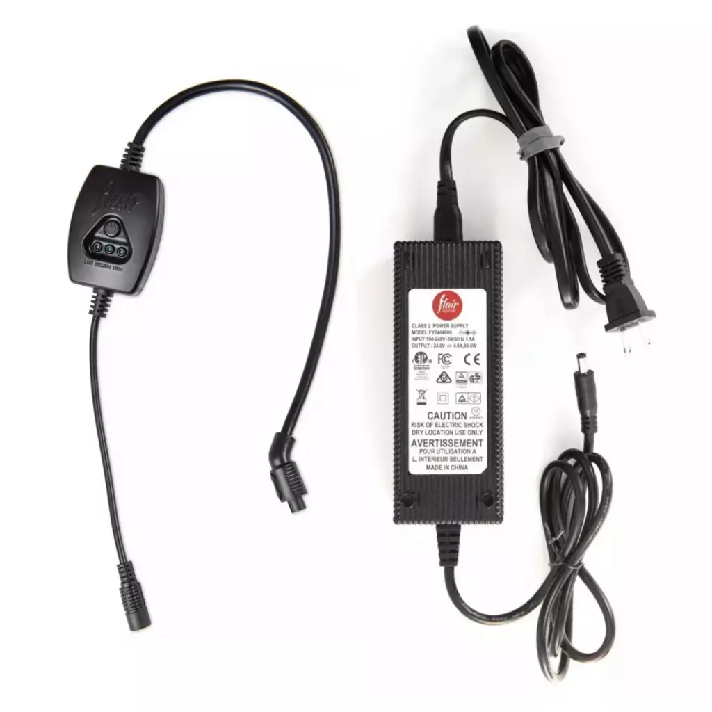 Příslušenství Flair 58 Preheat Controller s kolenem a napájecím zdrojem je kompatibilní se značkou Flair a nabízí praktické řešení pro optimální předohřev espresso.