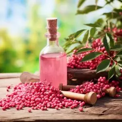 BIO Růžový pepř je 100% přírodní esenciální olej od značky Green Plantation, který nabízí osvěžující účinek pro vaši pohodu.