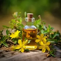 Esenciální olej třezalka od značky Pěstík, 10 ml, s květinovou vůní, 100% přírodní.