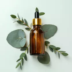 BIO Eukalyptus je 100% přírodní esenciální olej od značky Green Plantation s objemem 10 ml, ideální pro povzbuzení mysli a osvěžení vzduchu.