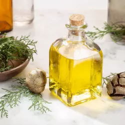 BIO Cypřiš je 100% přírodní esenciální olej od značky Green Plantation, který nabízí bylinné aroma pro relaxaci a harmonizaci těla.