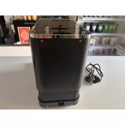 Sencor SES 7200 BK showroom je černý kávovar, který přináší eleganci a funkčnost do každé kuchyně.