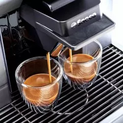 Příprava kávy v automatickém kávovaru Saeco Magic B2+.