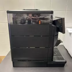 Kávovar Saeco Magic B2+ je ideální volbou pro milovníky kávy, nabízí dotykový displej pro intuitivní ovládání a je vhodný na nádržku, bez nutnosti přímého napojení na vodu.