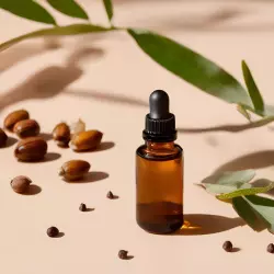 BIO Jojoba je 100% přírodní nosný olej od značky Green Plantation, ideální pro zimní péči o pleť.
