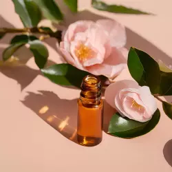 BIO Kamélie je 100% přírodní nosný olej od značky Green Plantation, který vyniká svým květinovým aroma.