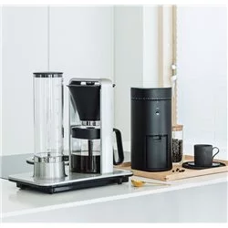 Pohled ze strany na Wilfa přístroj na překapávanou kávu s elektrickým mlýnkem na kávu na kuchyňské lince 