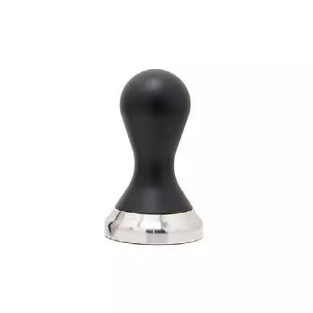 Stříbrný tamper s černým úchopem na bílém pozadí