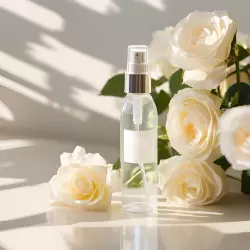 BIO Bílá růže je 100% přírodní květová voda o objemu 50 ml od značky Green Plantation, která nabízí relaxační účinky.