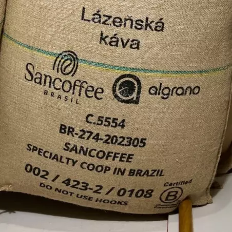 Brazílie Sancoffee je kvalitní zelená káva Arabica balená v 60 kg, ideální pro milovníky silné chuti a aroma.