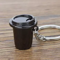 Černý kelímek na kávu od značky Coffea s přívěskem na klíče je skvělým dárkem pro milovníky kávy.