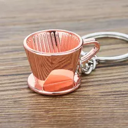 Růžový dripper přívěsek na klíče značky Coffea je skvělým dárkem pro milovníky kávy, který přidává stylový prvek do každodenního života.