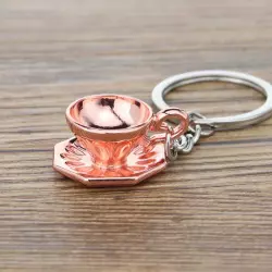 Růžový šálek na kávu ve formě přívěsku na klíče značky Coffea je skvělým dárkem pro milovníky kávy.