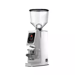 Espressový mlýnek na kávu Eureka Atom W 75 v chromovém provedení nabízí vysoké napětí 230V pro efektivní mletí kávy.