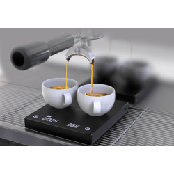 Baristická digitální váha při přípravě espressa se dvěmi espresso šálky Baristická digitální váha při přípravě espressa se dvěmi espresso šálky