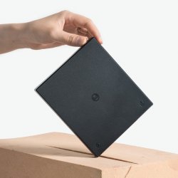 Baristická digitální váha timemore opřená o hranu na dřevěné podložce s rukou Baristická digitální váha timemore opřená o hranu na dřevěné podložce s rukou