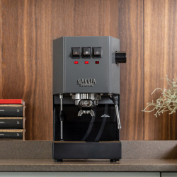 Gaggia Classic EVO Industrial Grey z boku, vidět tvar těla a pákové skupiny