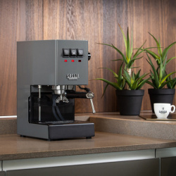 Detail ovládacích prvků a parní trysky na kávovaru Gaggia Classic EVO