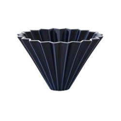 Malý keramický dripper Origami velikosti S v tmavě modré barvě z porcelánu Mino Malý keramický dripper Origami velikosti S v tmavě modré barvě z porcelánu Mino