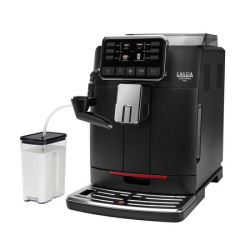 Gaggia Cadorna Milk při pohledu zboku s výdejem kávy a mléčným systémem Gaggia Cadorna Milk při pohledu zboku s výdejem kávy a mléčným systémem