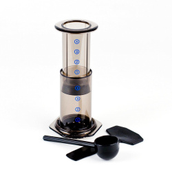 AeroPress z boku s válcem a pístem v nasazené poloze