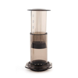 Detail dna komory AeroPressu s nasazeným víčkem filtru