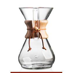 Detail dřevěného obojku na karafě Chemex o objemu 1200 ml