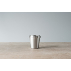 Dosing Cup S od Acaia zboku, vidět hladký kov