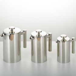 French press z nerezu při pohledu z boku s rukojetí French press z nerezu při pohledu z boku s rukojetí