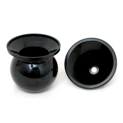 MudJug z boku, vidět víko a tvar plivací nádoby