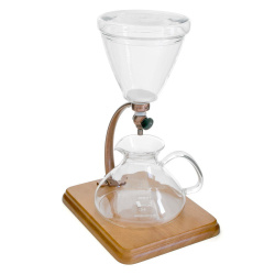Měděný dripper Yama Silverton postavený samostatně, pohled zepředu Měděný dripper Yama Silverton postavený samostatně, pohled zepředu