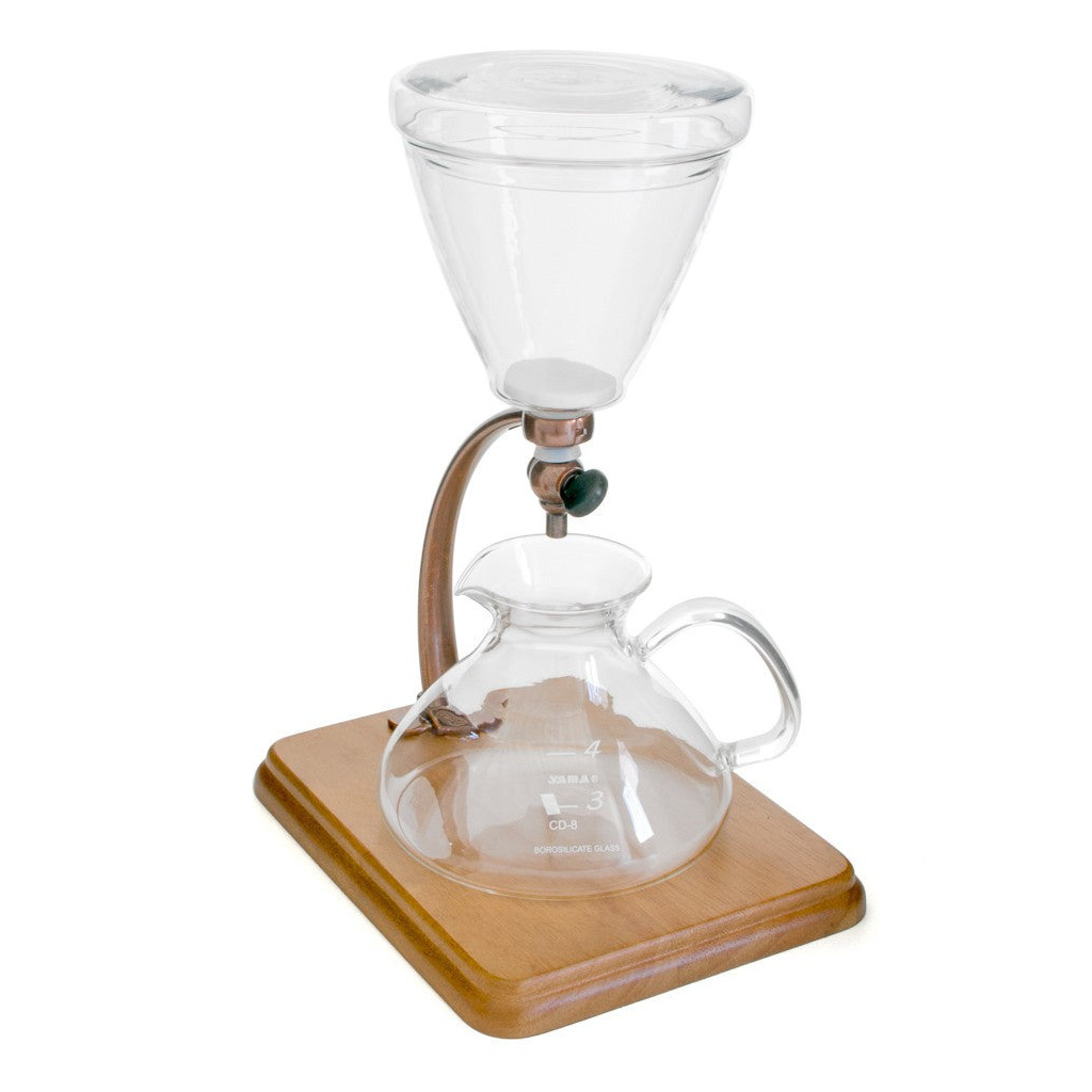 Měděný dripper Yama Silverton postavený samostatně, pohled zepředu Měděný dripper Yama Silverton postavený samostatně, pohled zepředu